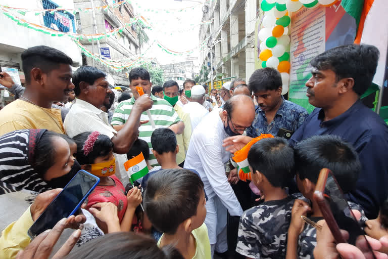 wb_kol_state minister javed ahmed khan distribute national flag among children _wbur10001