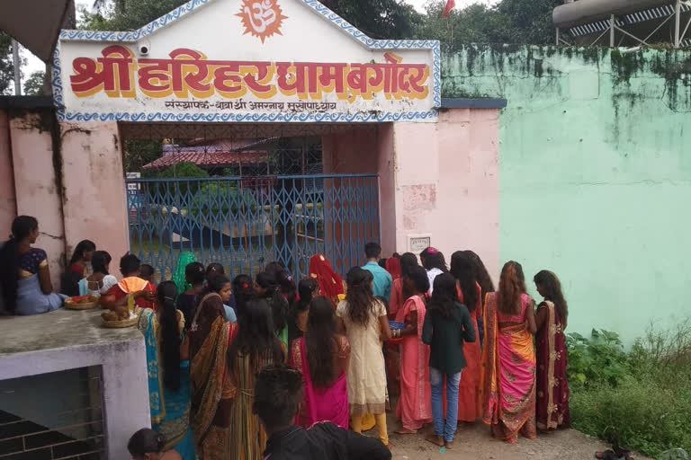 Sawan ka somvar Devotees worshiped to lord shiva in Harihar Dham giridih