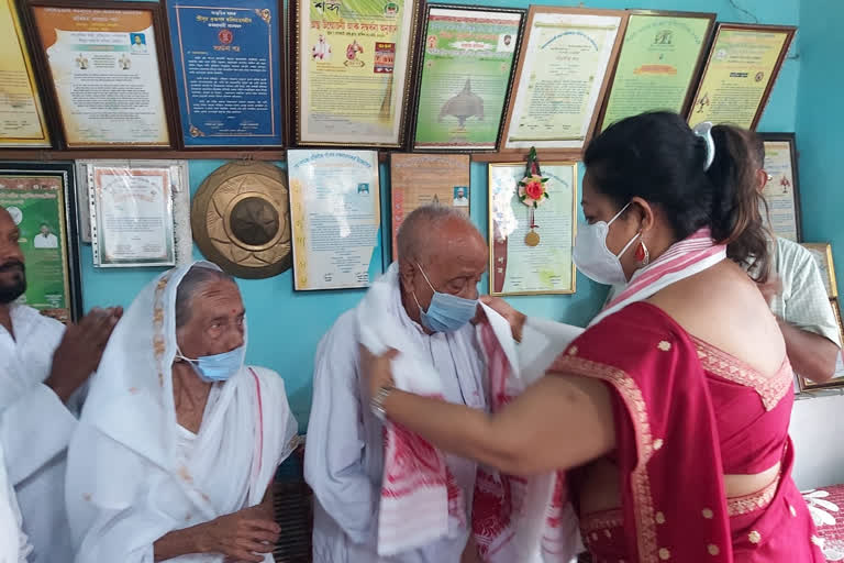 স্বাধীনতা দিৱসৰ দিনটোত স্বাধীনতা সেনানীৰ নিজা বাসগৃহত সম্বৰ্ধনা