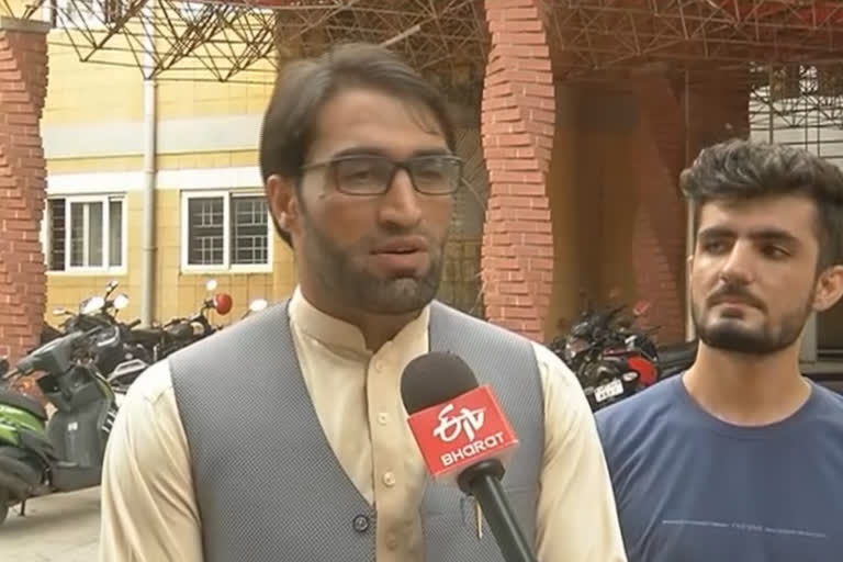 Afghan student in AU