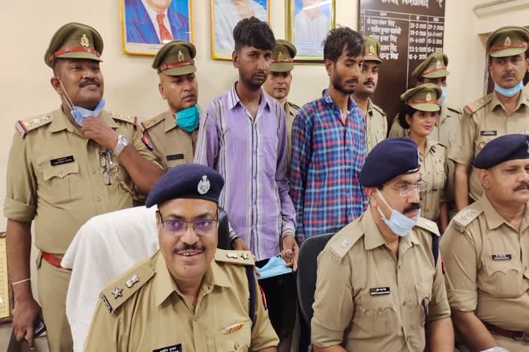 पुलिस की गिरफ्त में आरोपी.