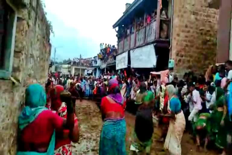 people throws cow dung cakes at each other during changalikevvana okulipeople throws cow dung cakes at each other during changalikevvana okuli