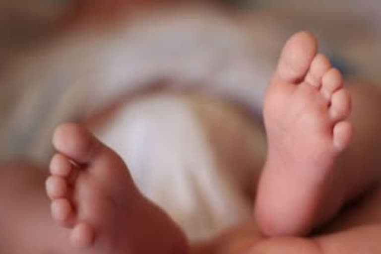 Newborn baby found in chandrapur, someone leave her on footpath
