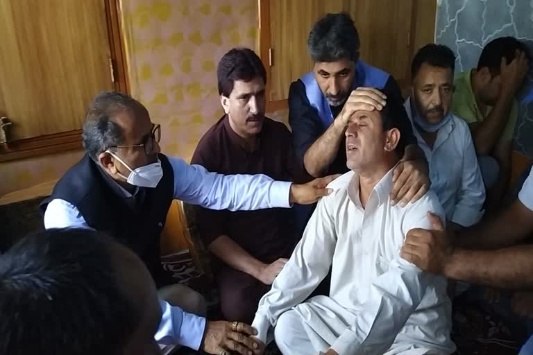 نرمل سنگھ کا بی جے پی کارکن جاوید احمد ڈار کے اہل خانہ سے اظہار تعزیت