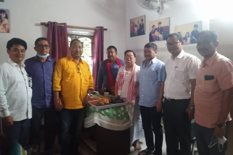 BJP TEAM MEETS EX CONGRESS MP BIREN SING ENGTI