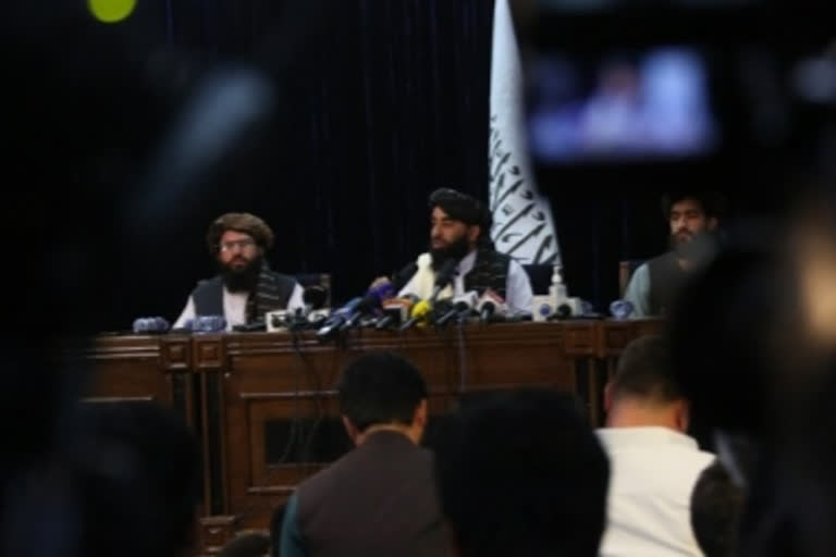 Taliban meets Afghan politicians amid efforts to form new govt