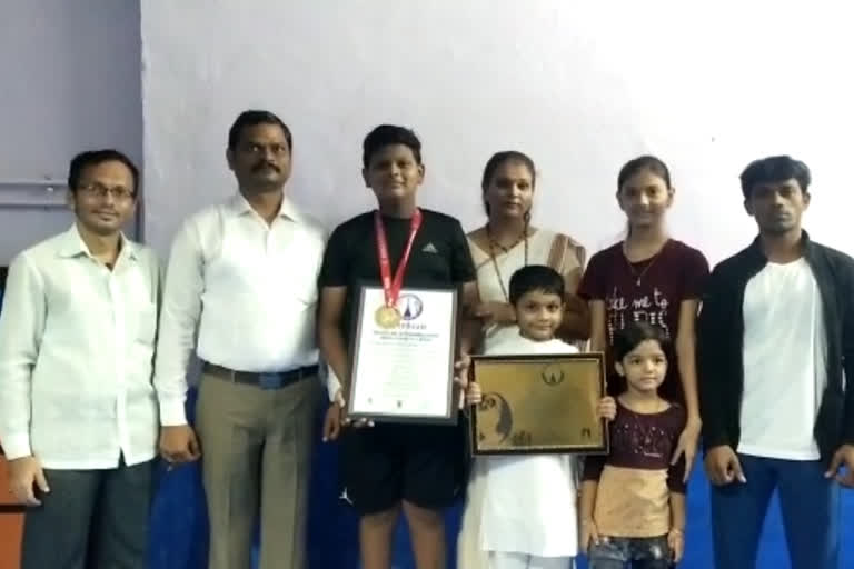 14 year old boy hits 432 boxing punches in one minute and set world record