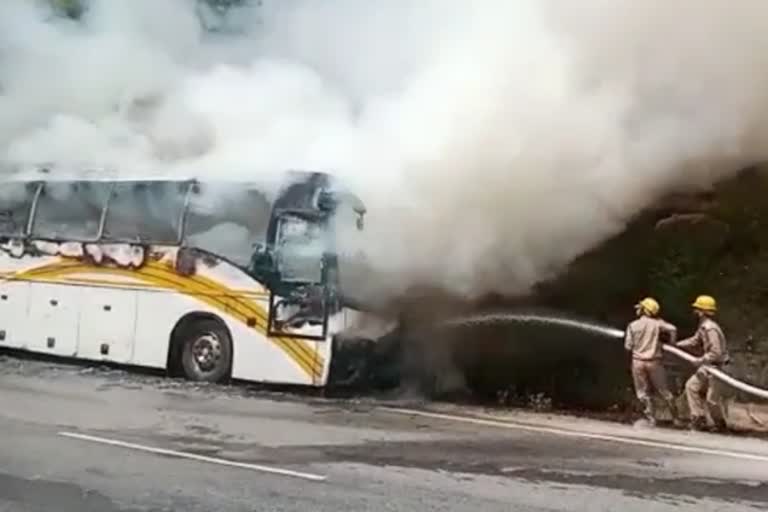 A sudden fire broke out in a Volvo bus parked on the roadside in Ramshila kullu, रामशिला कुल्लू में सड़क किनारे खड़ी वॉल्वो बस में अचानक आग लग गई