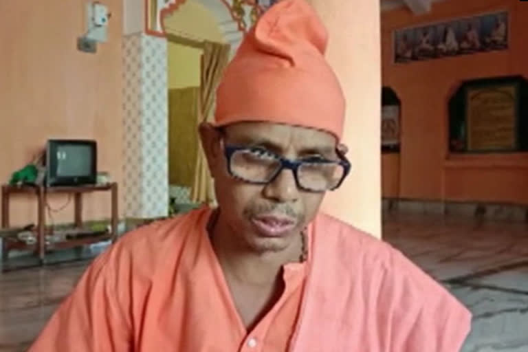 some-miscreants-heckle-a-monk-at-rampurhat