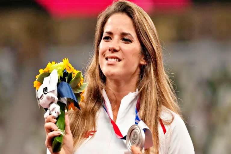 Poland javelin thrower Maria Andrejczyk  पोलिश जेवलिन थ्रोअर मारिया एंड्रेज्स्की  पोलिश भाला फेंक  नीलामी रजत  ओलंपिक पदक  शिशु सर्जरी  infant surgery  olympic medals  auction silver  Polish javelin throw