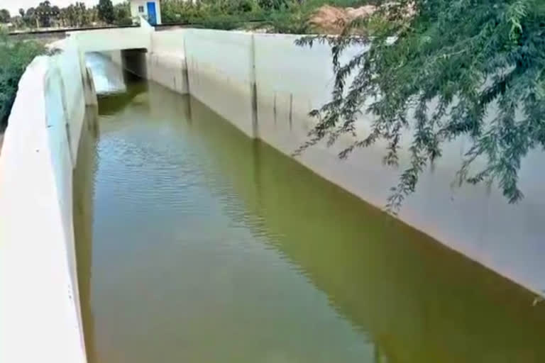 rain water blocked at subway  rain water blocked  rain water  ramanathapuram news  ramanathapuram latest news  10 மாதங்களாக தேங்கி நிற்கும் மழை நீர்  ரயில்வே சுரங்கப்பாதையில் 10 மாதங்களாக தேங்கி நிற்கும் மழை நீர்  ராமநாதபுரம் செய்திகள்  மழை நீர்  தேங்கி நிற்கும் மழை நீர்