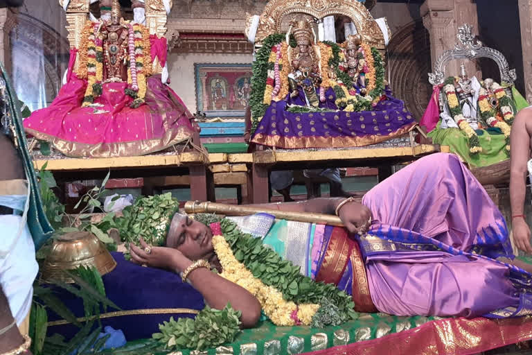 பிட்டுக்கு மண் சுமந்த வரலாறு, மதுரை மீனாட்சியம்மன், madurai meenakshi temple, madurai, Puttukku Mansumantha Leela Festival