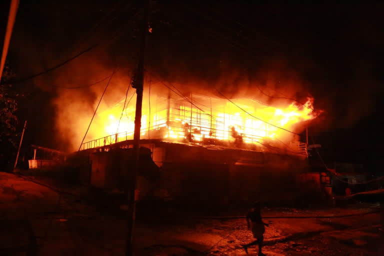 Massive fire at Manjeri Daily Market  മഞ്ചേരി ഡെയ്‌ലി മാര്‍ക്കറ്റിൽ വന്‍ തീപിടിത്തം  ഡെയ്‌ലി മാര്‍ക്കറ്റിലെ ബേബി സ്റ്റോറിൽ തീപിടുത്തം  ഫയര്‍ ഫോഴ്‌സ്  Fire Force  fire at daily market baby store manjeri