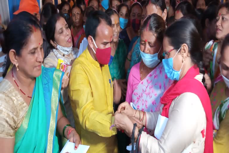 Women tied rakhi to Health Minister