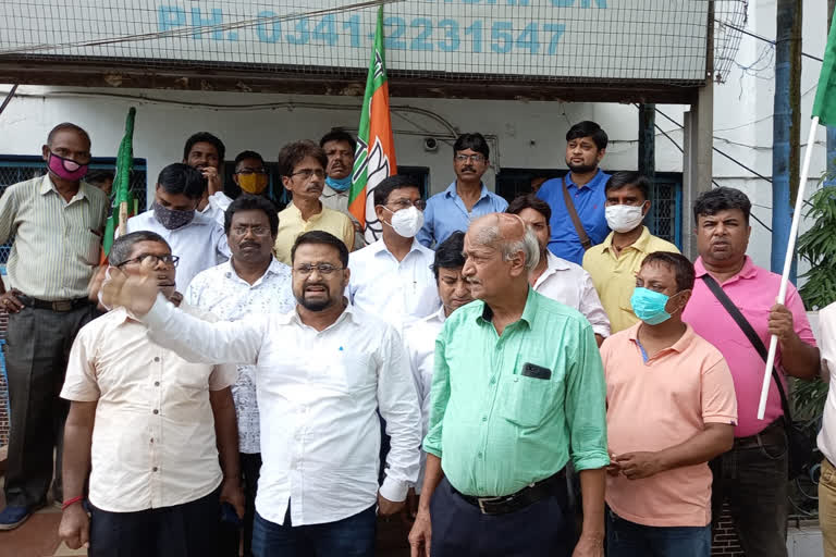 bjp show protest outside hirapur police station after their 3 worker arrested