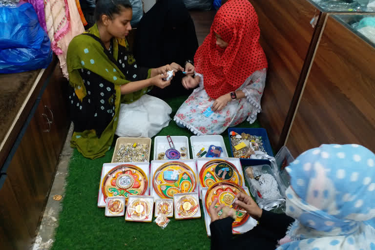 Ahmedabad: Muslim women made rakhi on corona theme