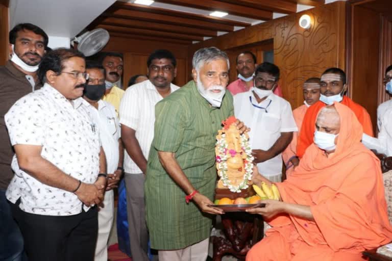 B C Nagesh visits sutturu shakha mata