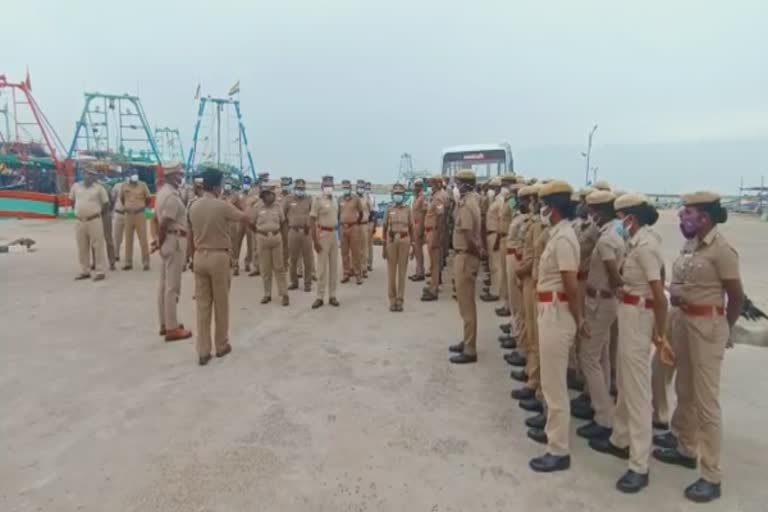 மீனவ கிராமத்தில் காவலர்கள் குவிக்கப்பட்டு படகு, சுருக்குமடி வலைகளை பறிமுதல் செய்வது தொடர்பான கானொலி