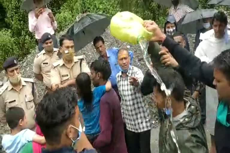 haat-village-five-youths-attempted-self-immolation-by-sprinkling-diesel-while-protesting-against-thdc-in-chamoli