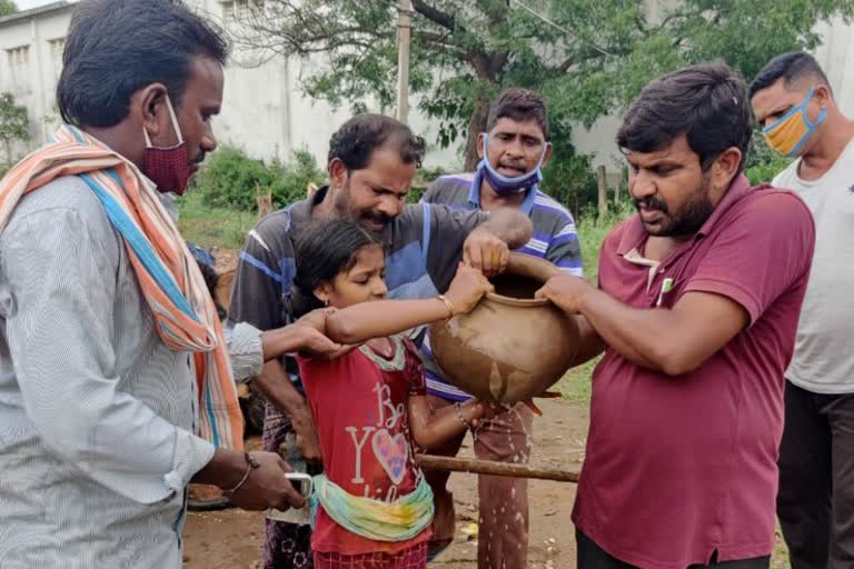 Son refused to perform father's last rites  minor daughter did the last rites of her beloved father  Telangana News  Father commit suicide  Bhadradri Kothagudem district of Telangana  ആത്മഹത്യ ചെയ്‌ത പിതാവിന്‍റെ അന്ത്യകര്‍മങ്ങള്‍ ചെയ്‌ത് 10 വയസുകാരി  പിതാവിന്‍റെ അന്ത്യകര്‍മങ്ങള്‍ ചെയ്‌ത് 10 വയസുകാരി  തെലങ്കാനയിലെ ഭദ്രാദ്രി കോതഗുദെം ജില്ല  ബാര്‍ബറായിരുന്ന ലിംഗിഷെട്ടി