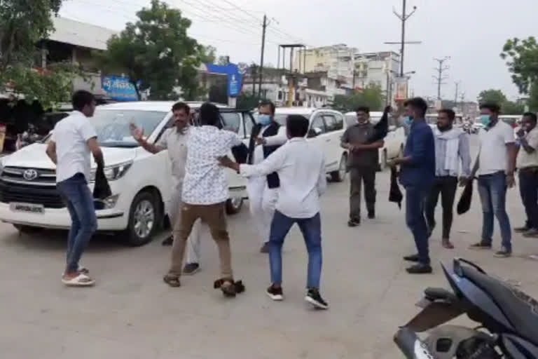 nsui shows black flags on road to Energy Minister