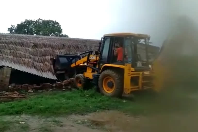 मकान बेंच पलायन का 9 परिवारों ने लगाया पोस्टर, जांच के बाद पूर्व प्रधान का ढहाया गया 'किला'