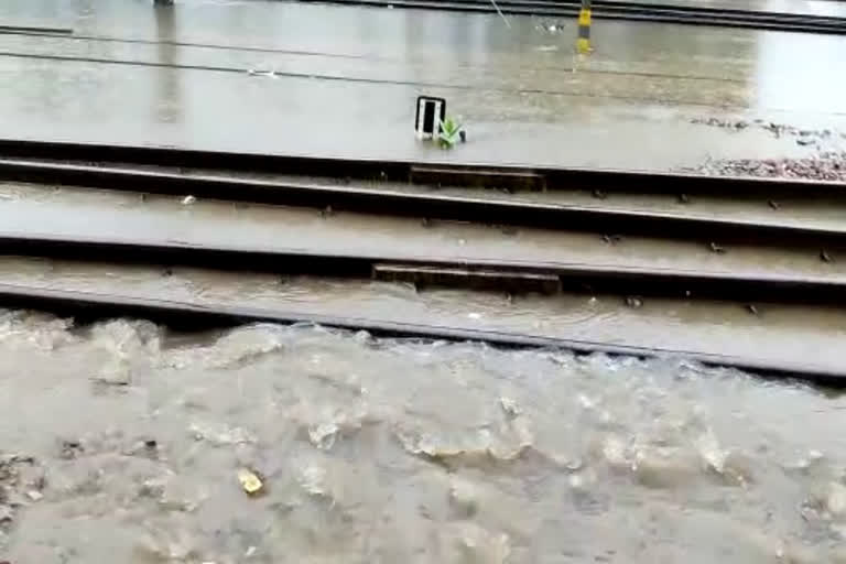 signal-failure-due-to-rain-at-new-delhi-railway-station