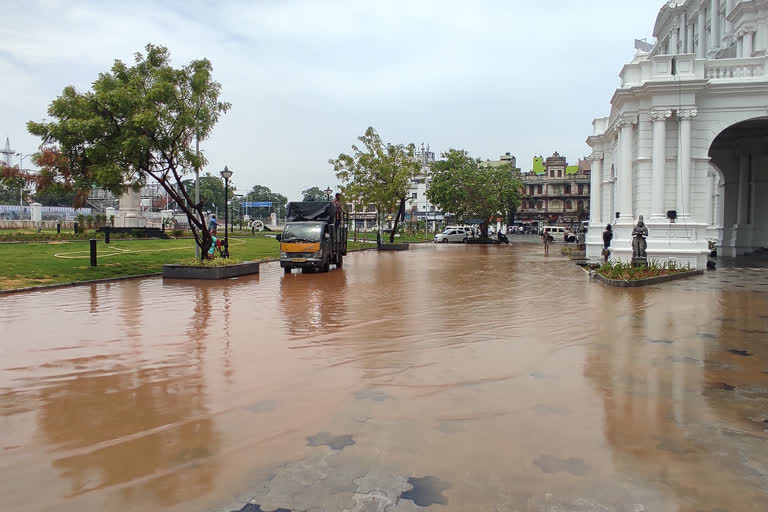 மழை நீரால் சூழந்துள்ள ரிப்பன் மாளிகை