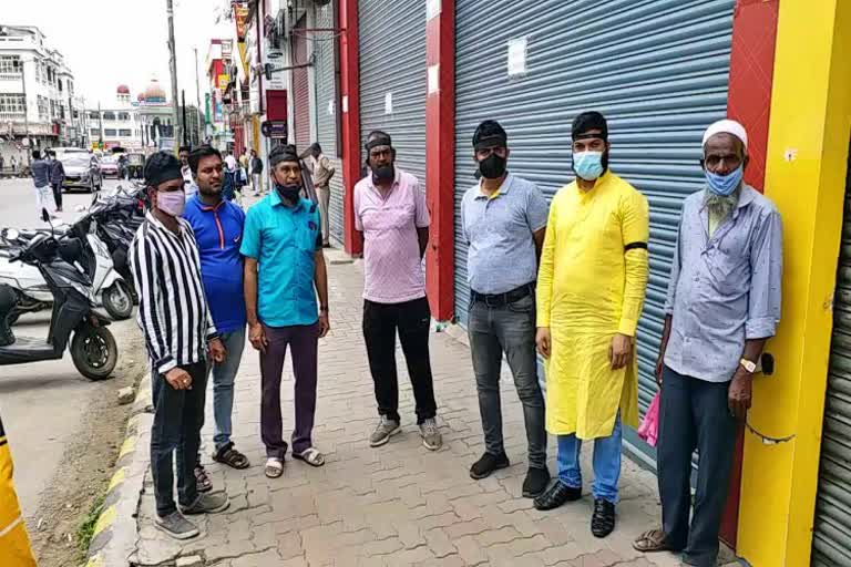 mysore traders protest against weekend curfew