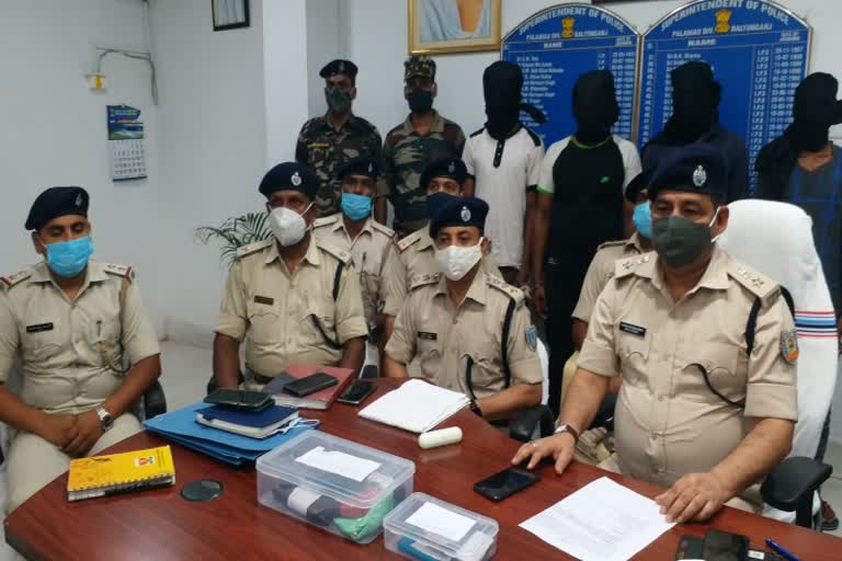 four robbers with weapons arrested in palamu