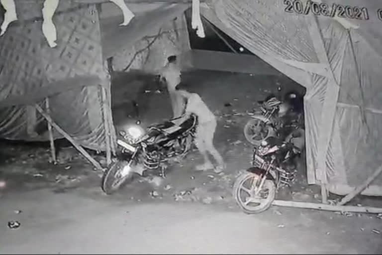 बेतिया में बाइक चोरी की घटना सीसीटीवी में कैद