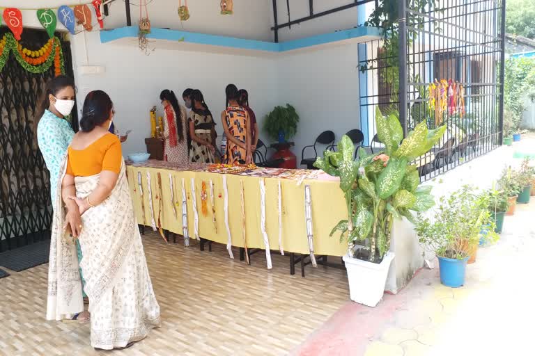 Orphan girls made rakhi