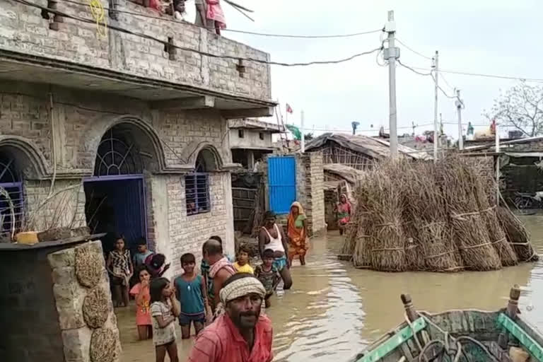 बाढ़ पीड़ितों को नहीं मिल रही सरकारी मदद