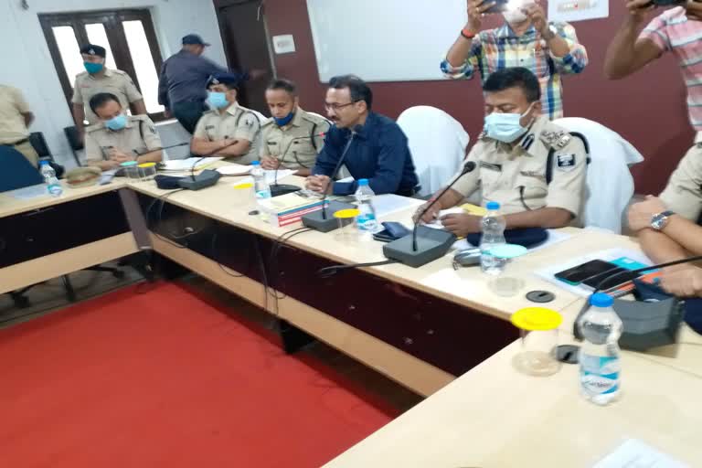 बैठक करते हुए अपर पुलिस महानिदेशक