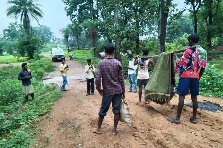 Due to lack of road in Kanker pregnant women face a lot of difficulty in reaching the hospital
