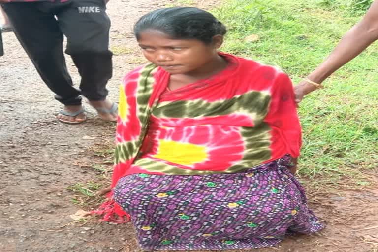dantewada-police-has-taken-a-woman-groaning-from-labor-pain-to-hospital
