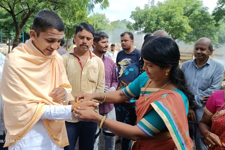 rakhi-festival-celebrated-in-cemetery-at-muddebihal