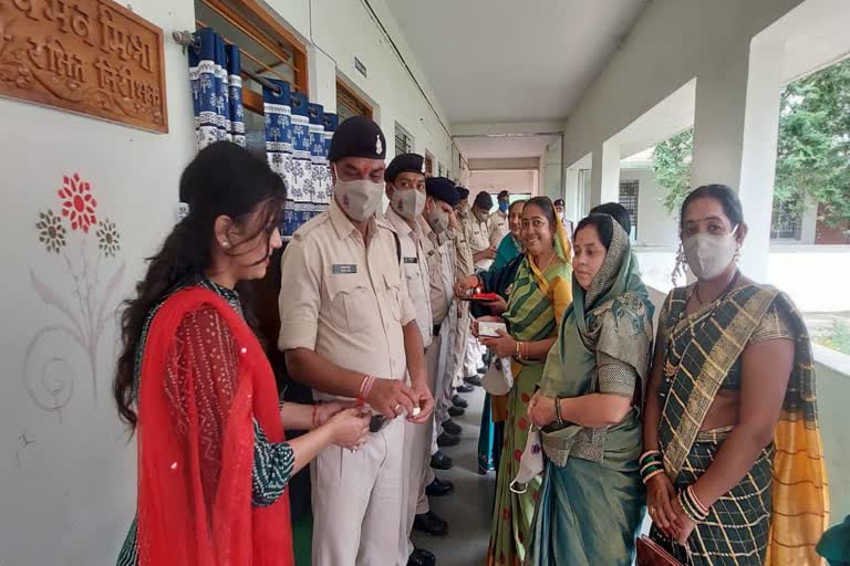 tied rakhi to police personnel in bemetara