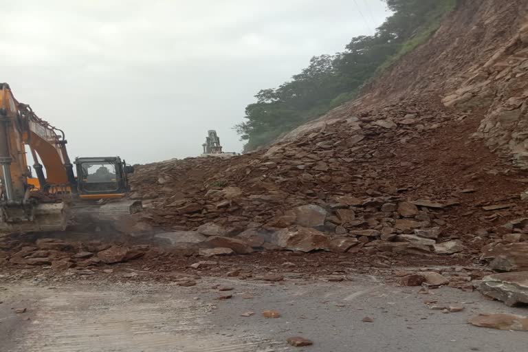 nh-blocked-due-to-heavy-landslide