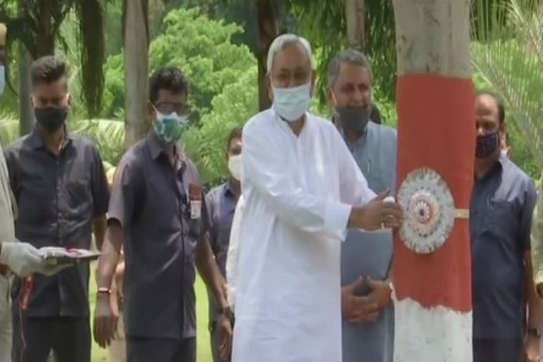 Bihar CM ties rakhis to trees on Rakshabandhan to spread awareness on environmental conservation