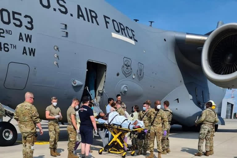 US evacuation flight  Afghan woman delivers baby on US evacuation flight  Afghan woman  US defense department shares photo  baby born on evacuation flight  US air mobility command tweets  യുഎസ്‌ രക്ഷാദൗത്യ വിമാനം  യുഎസ് സേന വിമാനം  അഫ്‌ഗാൻ യുവതി പെൺകുഞ്ഞിന് ജന്മം നൽകി  യുഎസ്‌ പ്രതിരോധ വകുപ്പ്  അഫ്‌ഗാൻ യുവതി വിമാനത്തിൽ പെൺകുഞ്ഞിന് ജന്മം നൽകി  അഫ്‌ഗാൻ യുവതി പെൺകുഞ്ഞിന് ജന്മം നൽകി