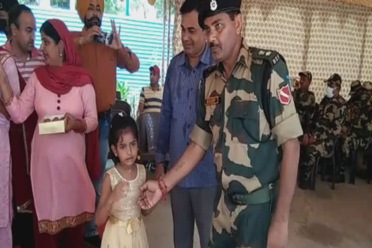 ਸ਼ਹੀਦਾਂ ਦੇ ਪਰਿਵਾਰਾਂ ਨੇ BSF ਦੇ ਜਵਾਨਾਂ ਨੂੰ ਬੰਨ੍ਹੀ ਰੱਖੜੀ