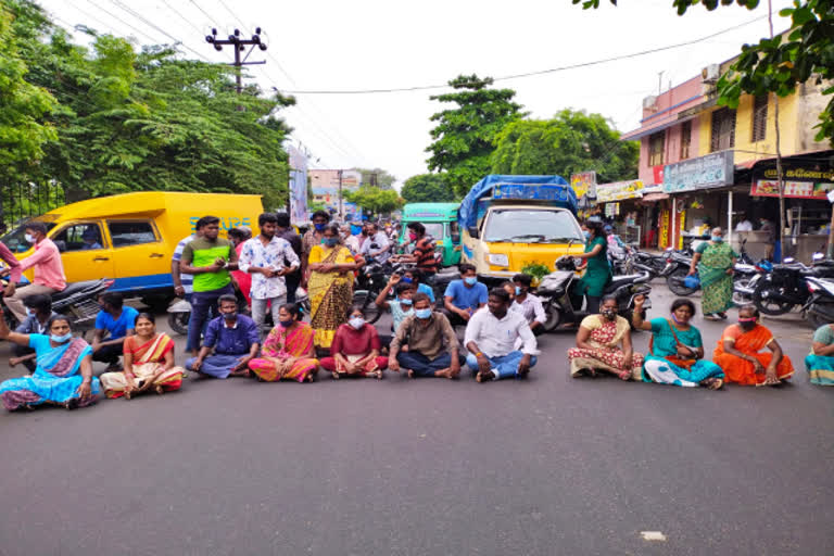 puducheery news  puducheery latest news  puducheery girl murder issue  road block  woman body recovered  woman body recovered in rotten condition  woman body recovered in rotten condition at puducheery  அழுகிய நிலையில் பெண் உடல் மீட்பு  புதுச்சேரியில் அழுகிய நிலையில் பெண் உடல் மீட்பு  பெண் உடல் மீட்பு  சாலை மறியல்  கொலை வழக்கு  கொலை  கொலை செய்தி  பெண் கொலை