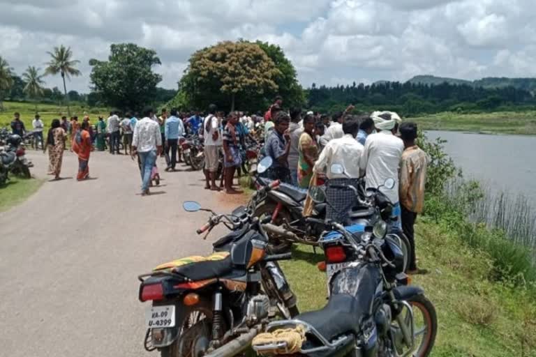 two youths drowns whild washing  cattle