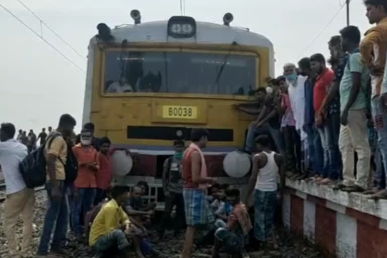 বগির সংখ্যা বাড়ানোর দাবিতে শিয়ালদা-হাসনাবাদ শাখায় রেল অবরোধ