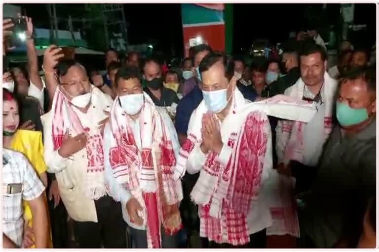 BJP members greetings to Sarbananda Sonowal and Rameshwar Teli at Moran