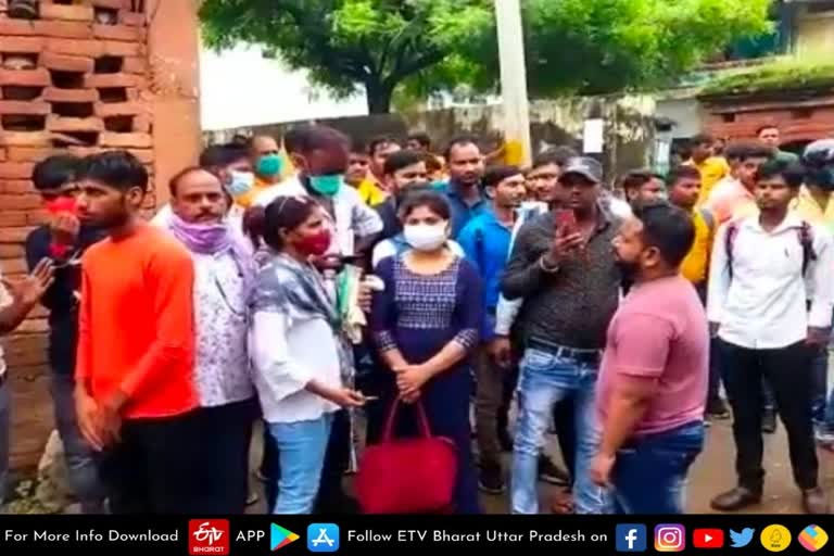 students-protest-as-they-could-not-reach-exam-center-due-to-traffic-jaam-in-ayodhya