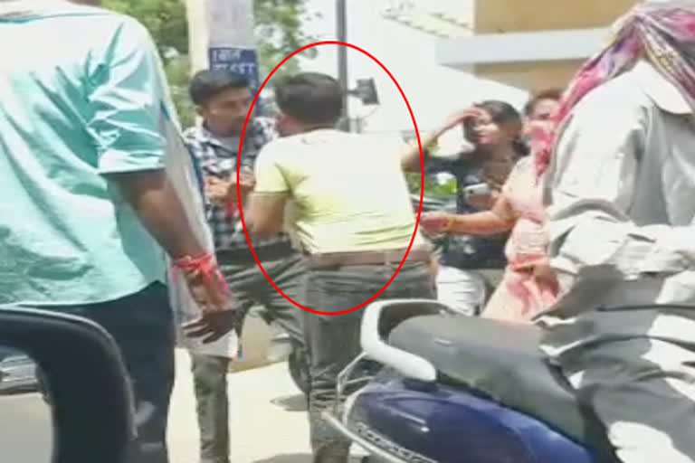 लड़की के साथ छेड़छाड़, molesting girl