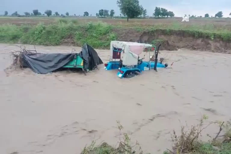 ಹಳ್ಳದಲ್ಲಿ ಕೊಚ್ಚಿಹೋದ ಟ್ರ್ಯಾಕ್ಟರ್