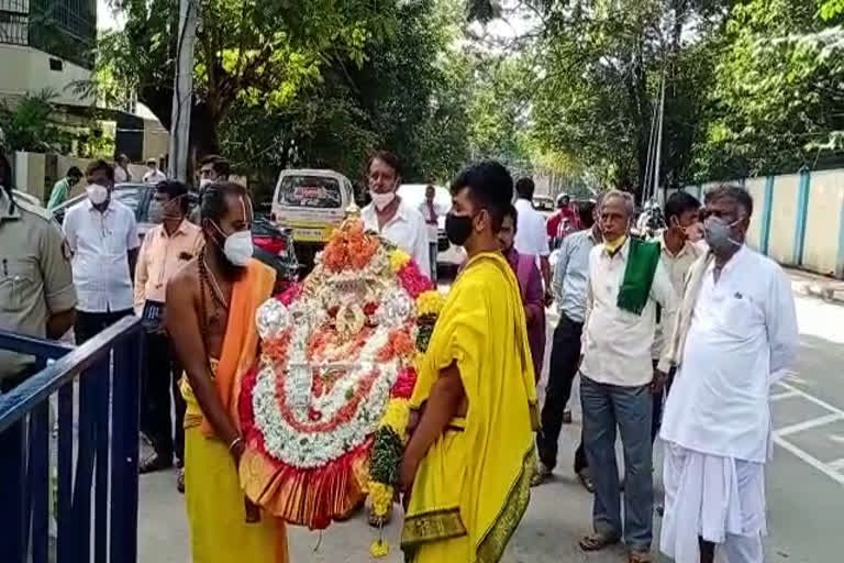 ಸಿಎಂ ಭೇಟಿಗೆ ದೇವಿ ವಿಗ್ರಹದ ಜೊತೆ ಬಂದ ಪುರೋಹಿತರು